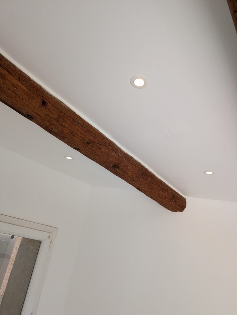 Spots LED encastrés dans un plafond avec poutre apparente