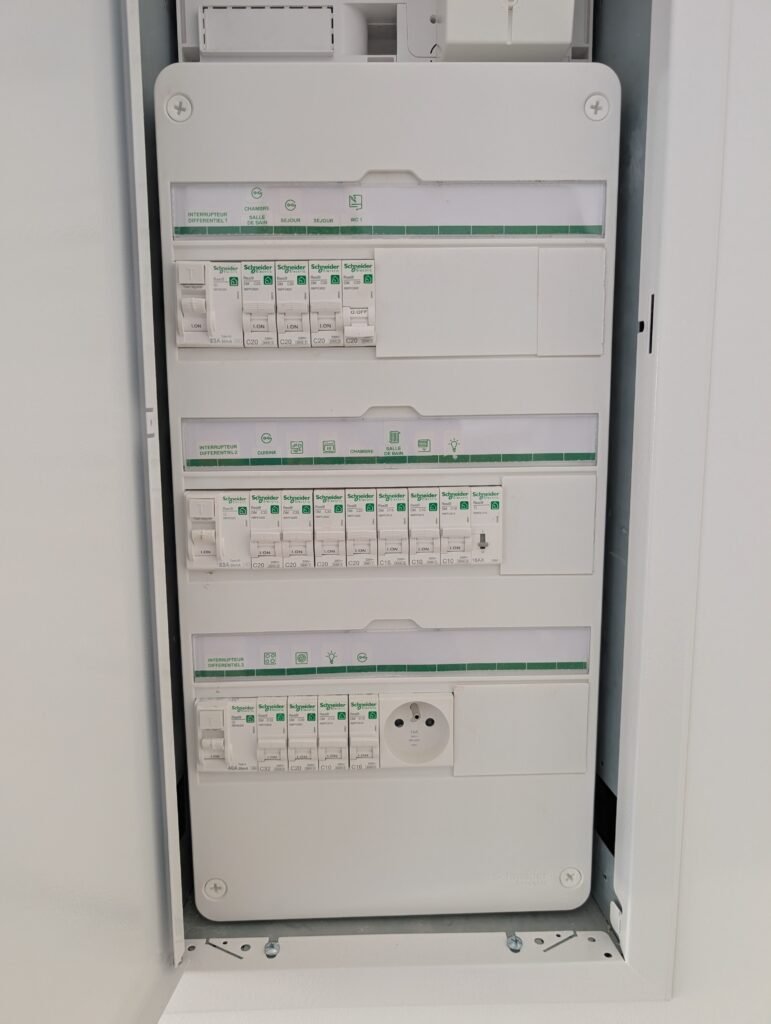 Tableau électrique neuf Schneider avec interrupteurs différentiels et disjoncteurs repérés